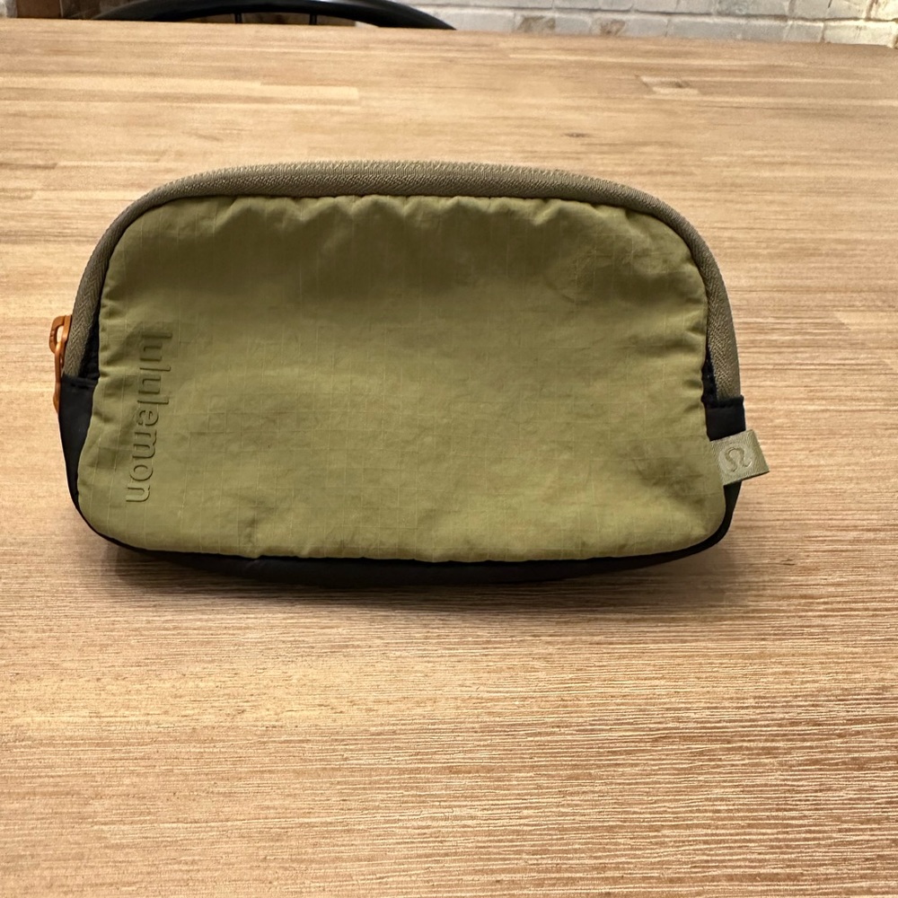 VINTAGE Like New Lululemon Everywhere Belt Bag